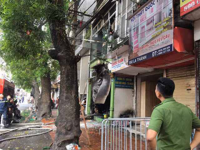Cháy lớn cửa hàng trên đường La Thành, nhiều người nhảy xuống thoát thân - Ảnh 5.