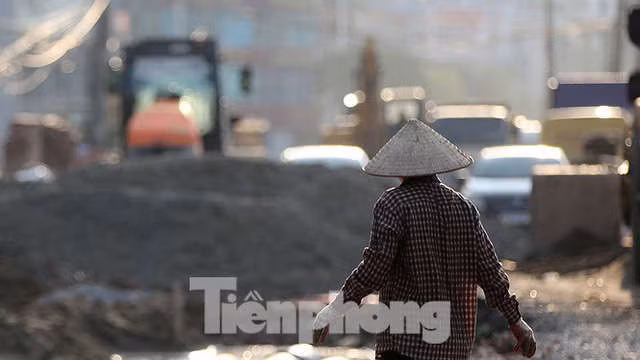 Người dân khốn khổ luồn lách trong khói bụi khi qua đại công trường vành đai 2 - Ảnh 14.