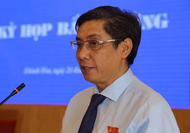 Ông Lê Đức Vinh - chủ tịch UBND Khánh Hoà tại kỳ họp bất thường HĐND hôm 25/10. Ảnh: Xuân Ngọc.