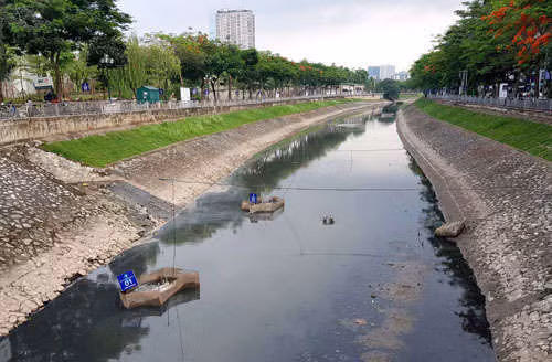 Đoạn sông Tô Lịch đang thí điểm làm sạch bằng công nghệ Nhật Bản ngày 31/5. Ảnh: Tất Định