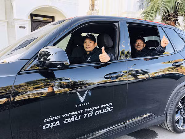 300 VinFaster chinh phục cao nguyên đá Đồng Văn