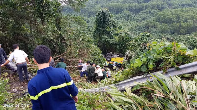 Xe khách rơi trên đèo Hải Vân, 21 sinh viên bị nạn - ảnh 2