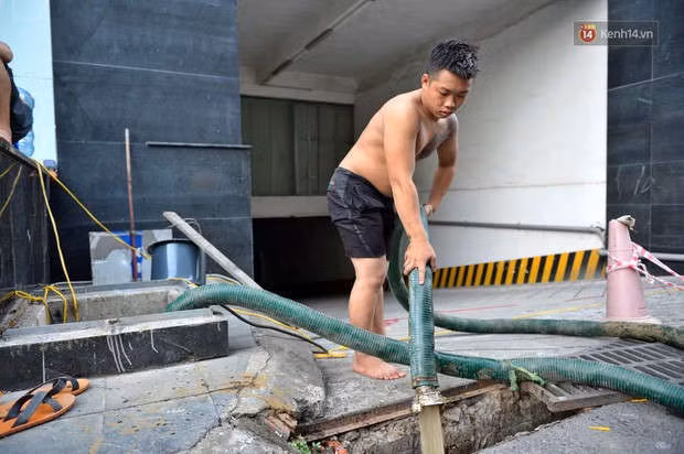 Ảnh: Dầu lắng cặn, bốc mùi nồng nặc khi thau bể nước tại khu đô thị Hà Nội sau sự cố ô nhiễm nước sông Đà - Ảnh 13.