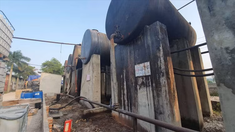Khu vực chứa dầu để đốt lò của Công ty Gốm sứ Thanh Hà. Ảnh: LN.