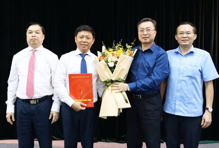 Các đồng chí Lãnh đạo Ban Tuyên giáo Trung ương chúc mừng đồng chí Trần Thanh Lâm. Ảnh: tuyengiao.vn