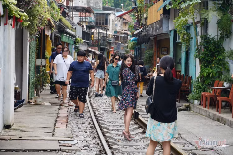 'Ngoại bất nhập', đóng cửa cà phê đường tàu từ sáng nay