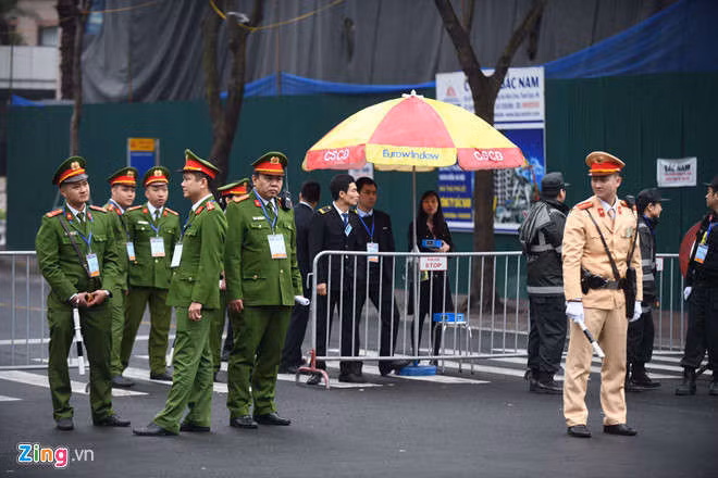 Xe quan su trien khai o Ha Noi don doan ong Kim Jong Un hinh anh 10