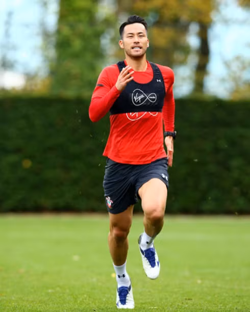 Yoshida mặc "áo lót" khi tập luyện cùng CLB Southampton. Ảnh: Instagram.