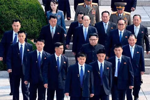 Vệ sĩ luôn theo sát ông Kim Jong-un và tạo thành lớp "lá chắn sống" bảo vệ nhà lãnh đạo Triều Tiên.