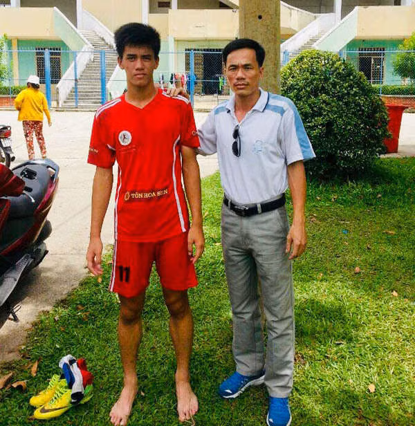 Bố Tiến Linh: 'Tôi chỉ biết khóc vì thương khi thấy người xem mắng con mình'