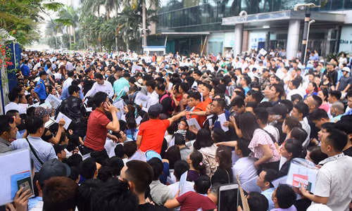 Tình trạng quá tải xin visa tại phòng lãnh sự Hàn Quốc ở Hà Nội hồi tháng 4/2019. Ảnh: Giang Huy.