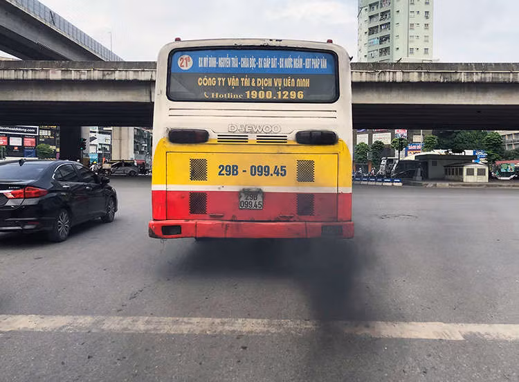 Ô&nbsp;nhiễm bụi PM2.5 ở Hà Nội có khoảng 40% nguyên nhân tới từ giao thông. Ảnh: Ngọc Thành.