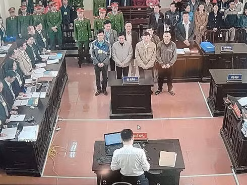 Các bị cáo tại phiên tòa (từ trái sang): Hoàng Công Lương, Trương Quý Dương, Trần Văn Thắng, Đỗ Anh Tuấn, Trần Văn Sơn, Hoàng Đình Khiếu và Bùi Mạnh Quốc.