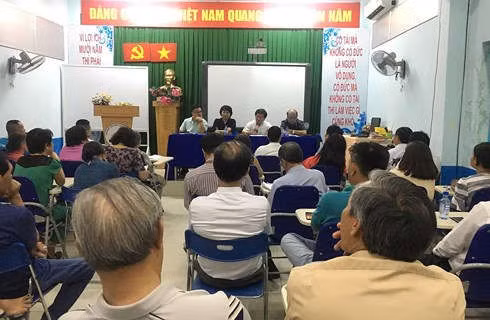 Lãnh đạo UBND quận 1 đối thoại với cư dân tại lô E chung cư 518 Võ Văn Kiệt về việc di dời.