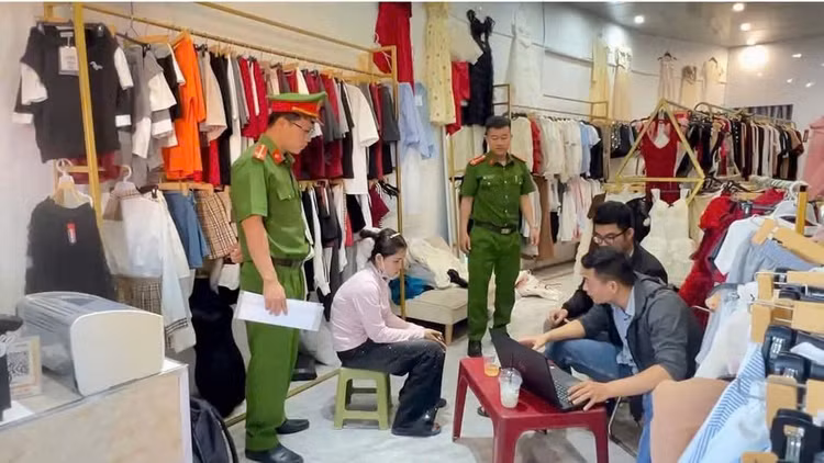 Mở shop quần áo làm vỏ bọc môi giới mại dâm Mo shop quan ao lam vo boc moi gioi mai dam