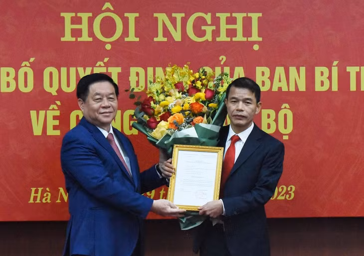 Ông Nguyễn Trọng Nghĩa trao quyết định bổ nhiệm cho ông Vũ Thanh Mai (phải) - Ảnh: TTO Ông Nguyễn Trọng Nghĩa trao quyết định bổ nhiệm cho ông Vũ Thanh Mai (phải) - Ảnh: TTO