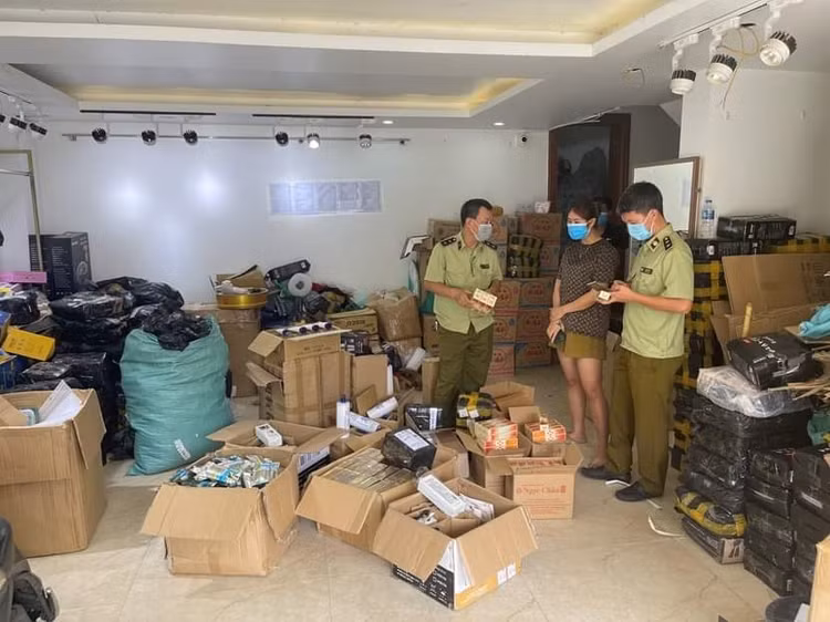 Lực lượng quản lý thị trường kiểm tra một gian hàng tại "chợ thuốc" Hapulico. Ảnh minh họa/ Báo Hà Nội mới