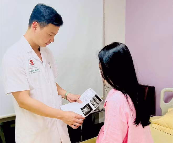 Một bệnh nhân điều trị tại Bệnh viện 108 do biến chứng sau nâng ngực - Ảnh: ANTD