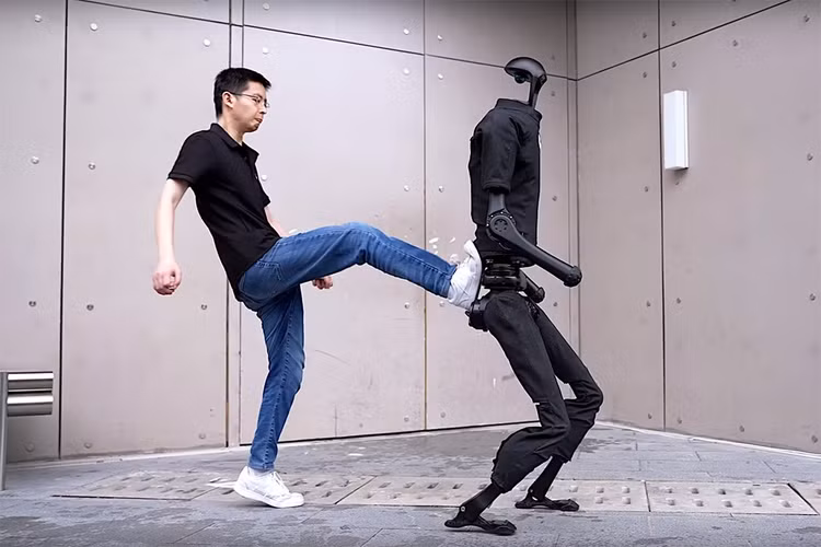 Robot Trung Quốc bất ngờ nổi điên, lao vào tấn công người - Hình 6 Robot Trung Quoc bat ngo noi dien, lao vao tan cong nguoi-Hinh-6