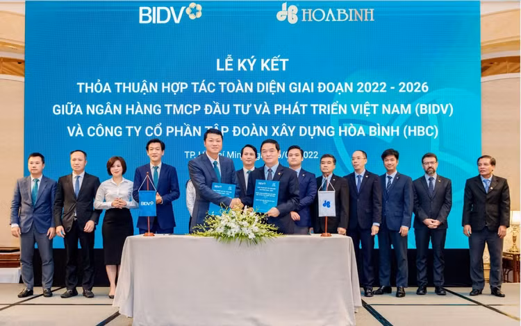 anh2.-dai-dien-bidv-va-hbc-ky-ket-hop-tac-toan-dien-s-.jpeg