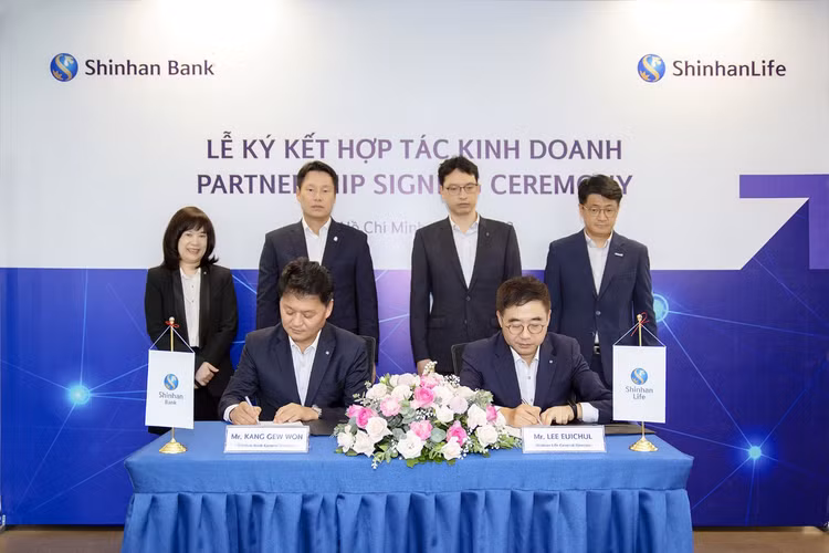 Ông Kang GewWon, Tổng Giám đốc Ngân hàng Shinhan Việt Nam (trái) và ông Lee Euichul, Tổng Giám đốc Shinhan Life Việt Nam (phải) ký kết hợp tác kinh doanh bảo hiểm.
