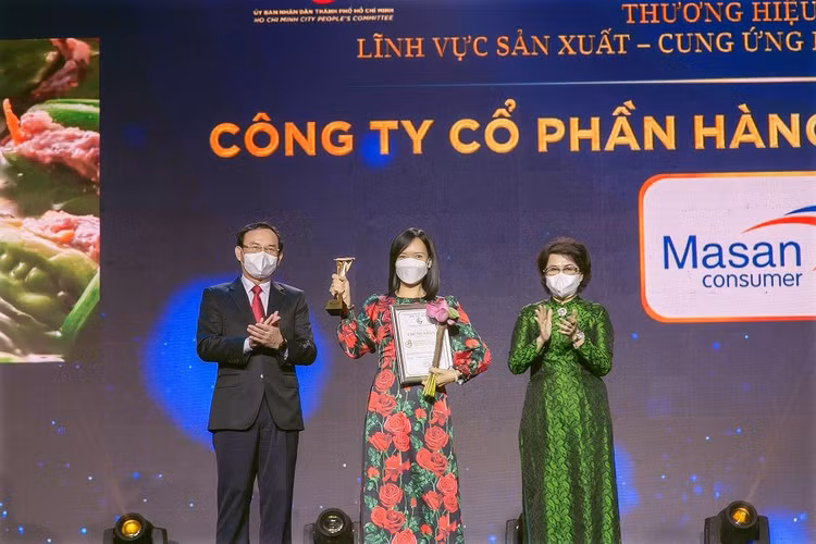 Đại diện Masan Consumer nhận giải thưởng Thương hiệu Vàng 2021.