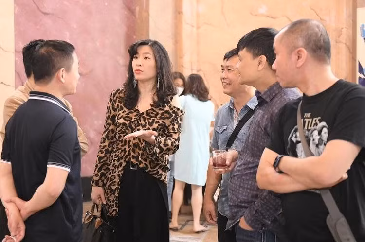 ca-si-thuy-dung-gap-go-ban-nhac-hoa-sua-e2.jpg