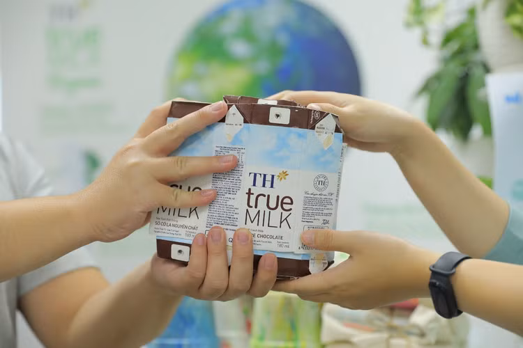 Cùng TH thu gom vỏ hộp sữa, lan tỏa lối sống xanh ảnh 1