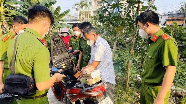 cong-an-bat-qua-tang-hai-nguoi-dang-mua-ban-vang-nghi-nhap-lau.jpg