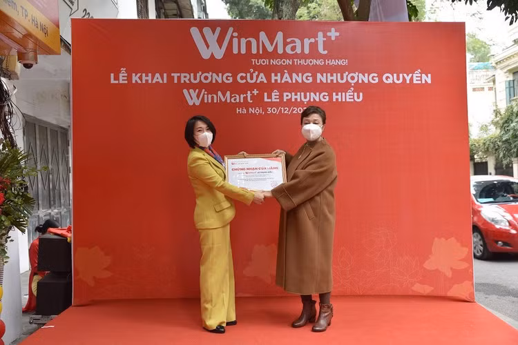 Bà Nguyễn Thị Phương, Phó Tổng Giám đốc thường trực Công ty WinCommerce trao chứng nhận cửa hàng nhượng quyền cho chủ đầu tư.