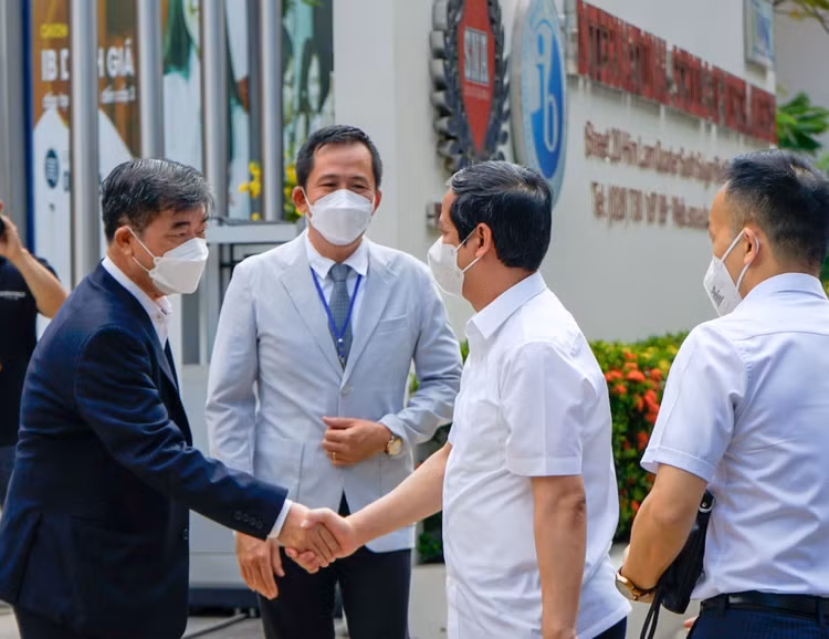 PGS.TS Thái Bá Cần, Phó Tổng Giám đốc Tập đoàn Nguyễn Hoàng chào đón Bộ trưởng cùngĐoàn công tác của Bộ GD&amp;ĐT tới thăm trường SNA.