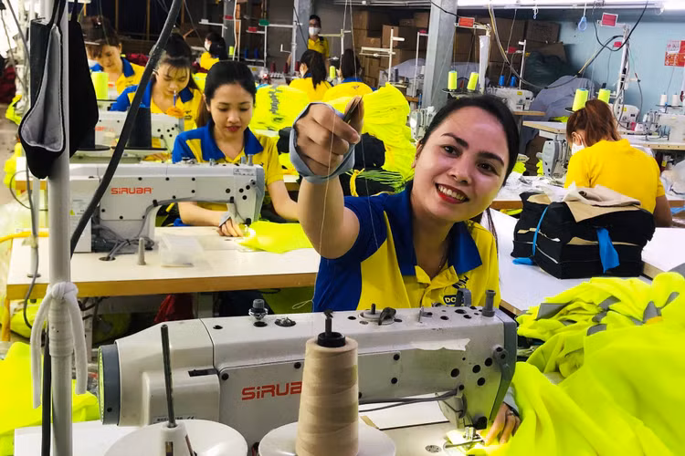 Lương tối thiểu tăng 6% từ 1/7 - 1