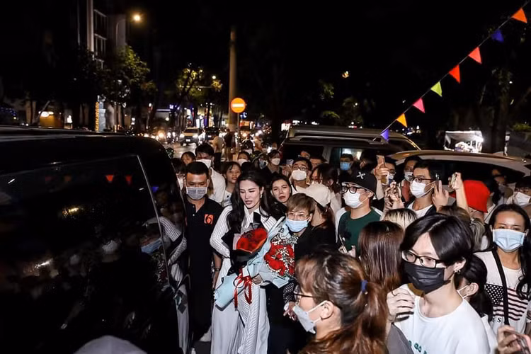 Đông Nhi khóc fan ảnh 3 Dong Nhi khoc fan anh 3