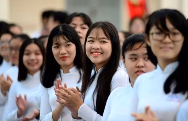 Bộ trưởng GD-ĐT đề xuất miễn toàn bộ học phí cấp hai từ 2022 - 1