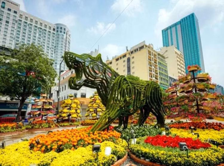 duong-hoa-nam-nay-su-dung-nhieu-chat-lieu-co-the-tai-su-dung-nhu-kim-loai-xop-may-tre-nua-gach-luoi-day-dan-cung-khoang-80-loai-hoa-gan-97.000-chau-gio-hoa-cac-loai..jpg