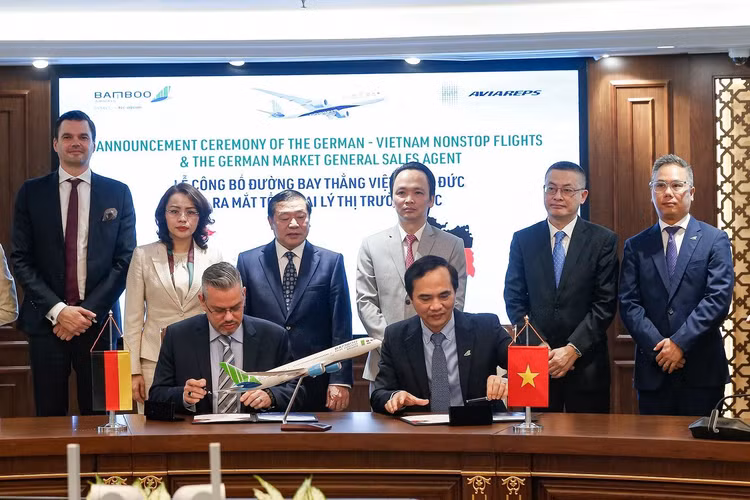 Lễ ký kết giữa Đại diện Aviareps AG và ông Nguyễn Mạnh Quân - Phó Tổng Giám đốc Thường trực Bamboo Airways, dưới sự chứng kiến của ông Lukas Schoeneck – Thành viên Hội đồng quản trị Hiệp hội doanh nghiệp Đức, Tổng Giám đốc Thyssen Krupp; Bà Hương Trần Kiều Dung – Phó Chủ tịch Thường trực Tập đoàn FLC, Phó Chủ tịch Bamboo Airways; Ông Lại Xuân Môn - Ủy viên Ban Chấp hành Trung ương Đảng, Phó Trưởng ban Thường trực Ban Tuyên giáo Trung ương; Ông Trịnh Văn Quyết - Chủ tịch HĐQT Tập đoàn FLC, Chủ tịch HĐQT hãng hàng không Bamboo Airways; Ông Vũ Quang Minh - Thứ trưởng Bộ Ngoại giao, Đại sứ Đặc mệnh Toàn quyền của Việt Nam tại Cộng hòa Liên bang Đức; ông Đặng Tất Thắng – Tổng Giám đốc Bamboo Airways (theo thứ tự từ trái sang).