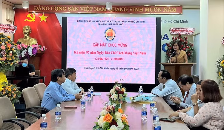 le-gap-mat-bao-chi.jpg