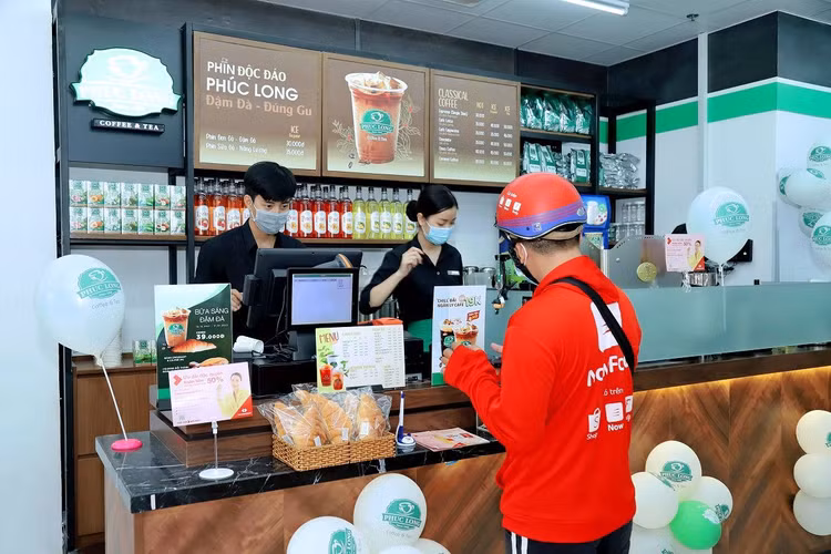 dat-mua-tra-cafe-phuc-long-qua-ung-dung-di-dong-va-duoc-phuc-vu-tan-noi(1).jpg