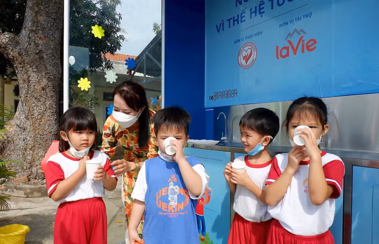 la-vie-ho-tro-he-thong-nuoc-uong-truc-tiep-den-truong-mam-non-tan-hung.jpg