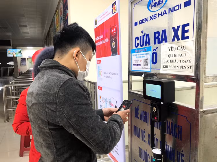 Một hành khách thực hiện khai báo y tế bằng máy quét mã QR. (Ảnh: Phong Vũ)