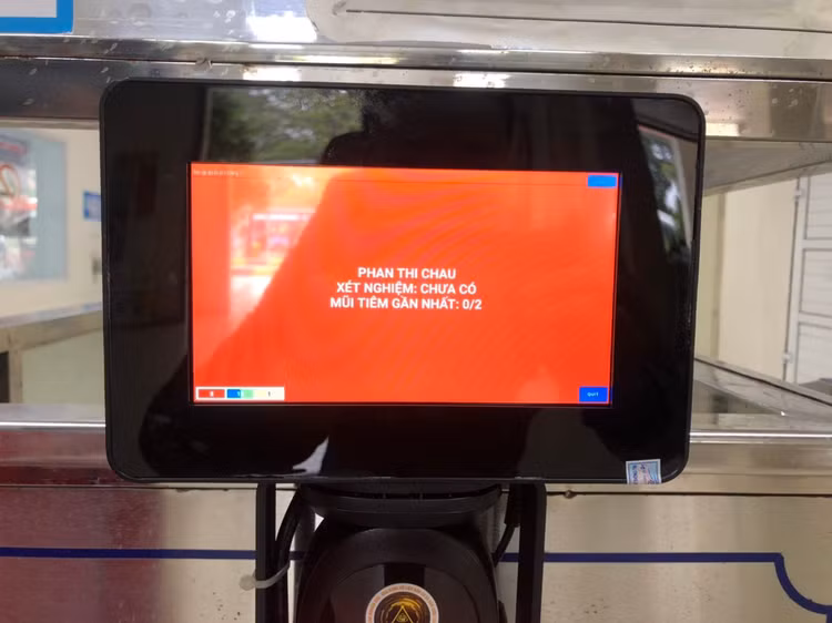 Hành khách thực hiện khai báo qua máy quét mã QR nhưng kết quả tiêm chủng hiển thị sai so với trên app trên điện thoại. (Ảnh: Phong Vũ)
