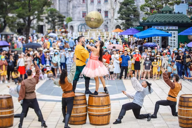 ‏Du khách xem show diễn tại Sun World Ba Na Hills.