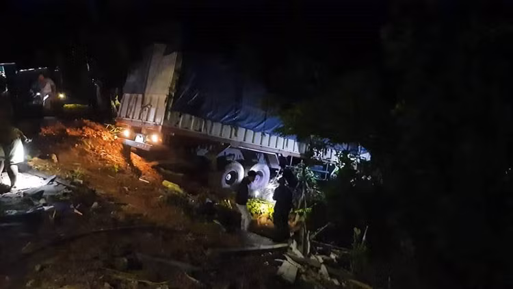 xe-tai-dam-nha-dan.jpg