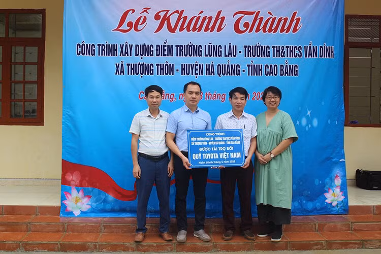 dai-dien-quy-toyota-viet-nam-va-cac-don-vi-dong-hanh-ban-giao-diem-truong-lung-lau.jpg