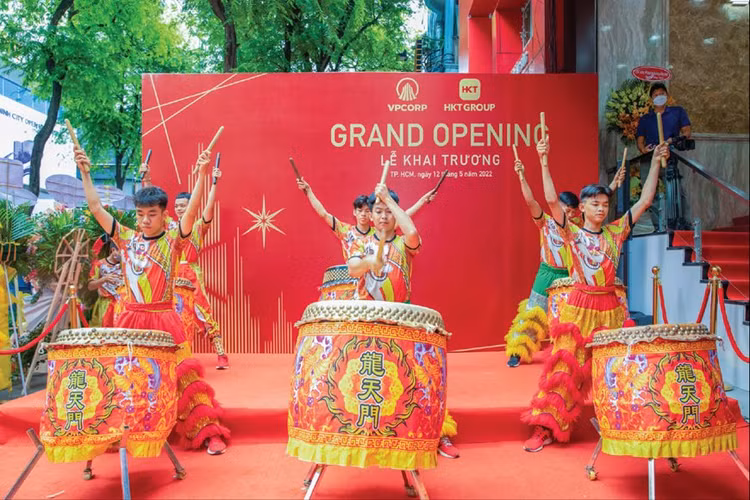 Trống hội khai trương tạo không khí rộn rã, náo nhiệt cho buổi lễ.