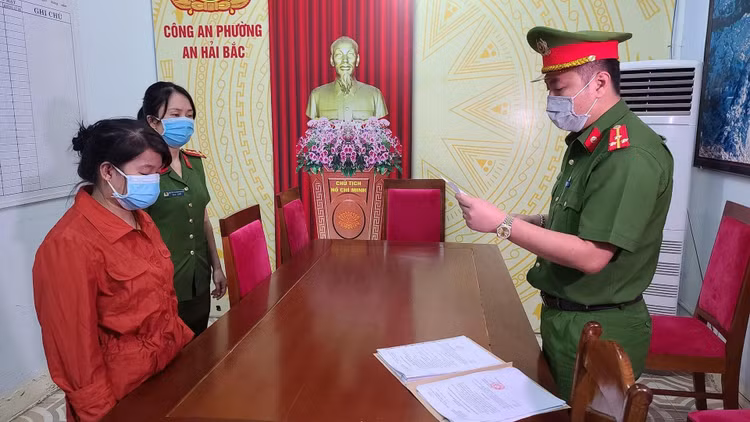 cong-an-doc-lenh-bat-tam-giam-doi-voi-bi-can-thanh.jpg