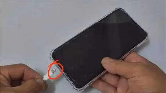 3 sai lầm khi sạc điện thoại khiến pin ngày càng chai - Hình 2 3 sai lam khi sac dien thoai khien pin ngay cang chai-Hinh-2