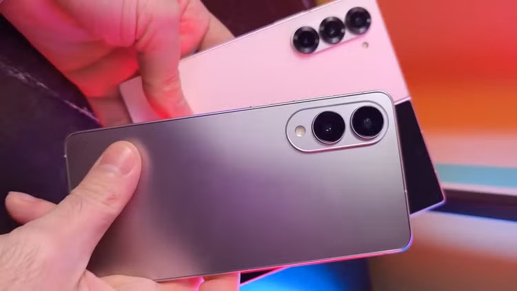 Rò rỉ video trên tay Galaxy S25 Edge siêu mỏng, lộ cấu hình khủng - Hình 2 Ro ri video tren tay Galaxy S25 Edge sieu mong, lo cau hinh khung-Hinh-2
