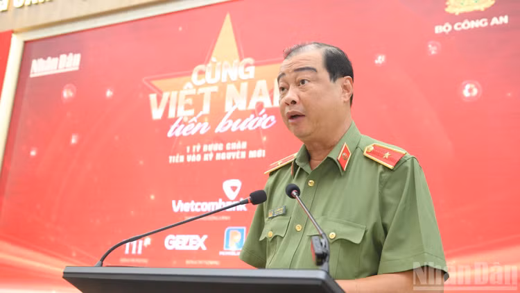 Thiếu tướng Lê Hồng Hiệp, Phó Cục trưởng Cục Công tác chính trị phát biểu tại buổi họp báo. (Ảnh: THẾ ĐẠI)