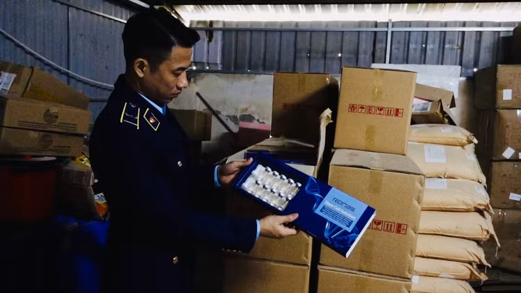 Hà Nội: Phát hiện hàng chục tấn TPCN, mỹ phẩm sản xuất trong... trại nuôi gà - Hình 2 Ha Noi: Phat hien hang chuc tan TPCN, my pham san xuat trong... trai nuoi ga-Hinh-2